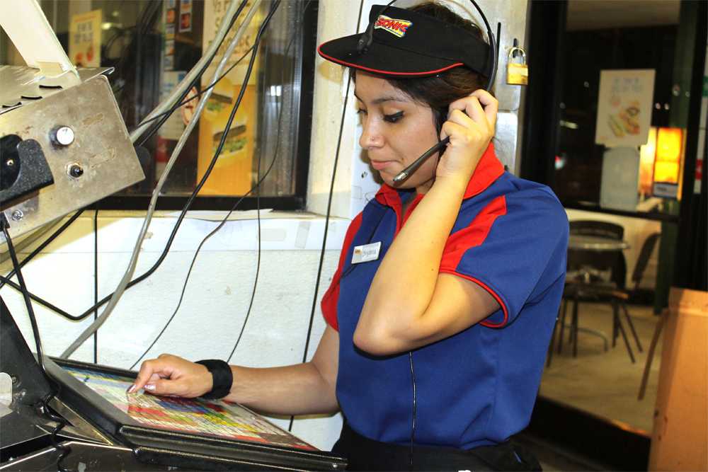 Senior+Bryanna+Longoria+takes+an+order+at+a+local+Sonic+restaurant.+Longoria+took+extra+shifts+during+the+holidays.