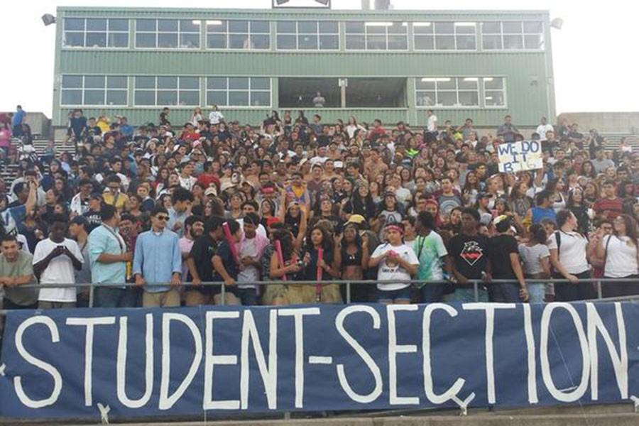 Akins students show school spirit during 2015-2016 homecoming game against the Lehman Lobos.