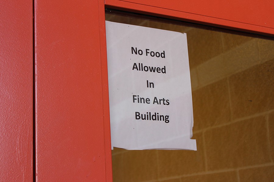 Fliers+are+posted+on+the%0Adoors+of+the+Fine+Arts+wing%2C+warning+students+not+bring+food+inside.