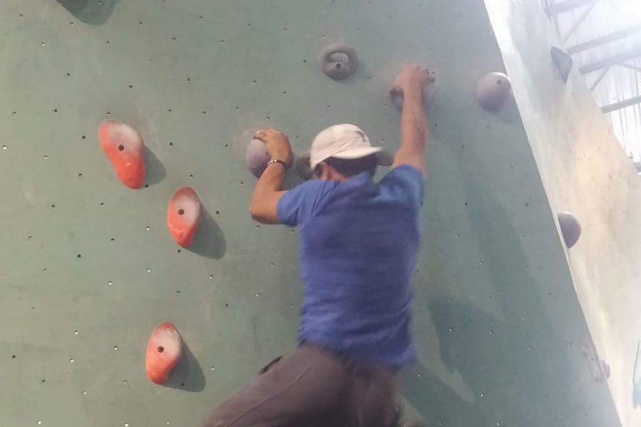 Students start to take up new sport: bouldering