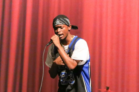 Freshman Julius Jones continues his performance despite the technical
difficulty with the microphone, providing a great and enthusiastic
energy for the audience.