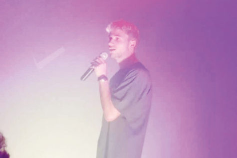 Little-known artist plays intimate show, pleases fans