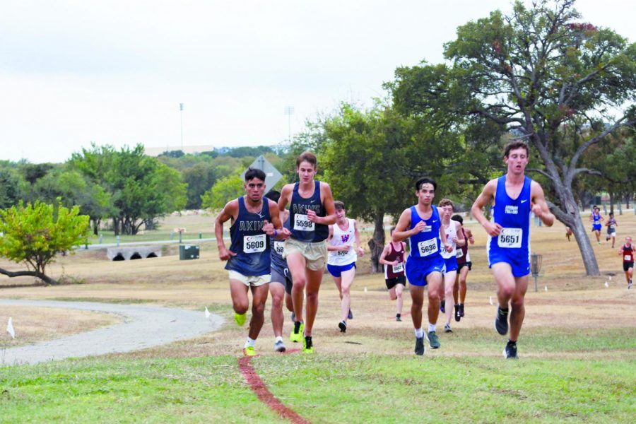 Seniors Matthew Quiroz (left) and Jacob Hannon (right) round a corner, pushing for the  nish. Quiroz and Hannon ran their last race as Eagles at the regional level and now are looking towards a dominant track season.