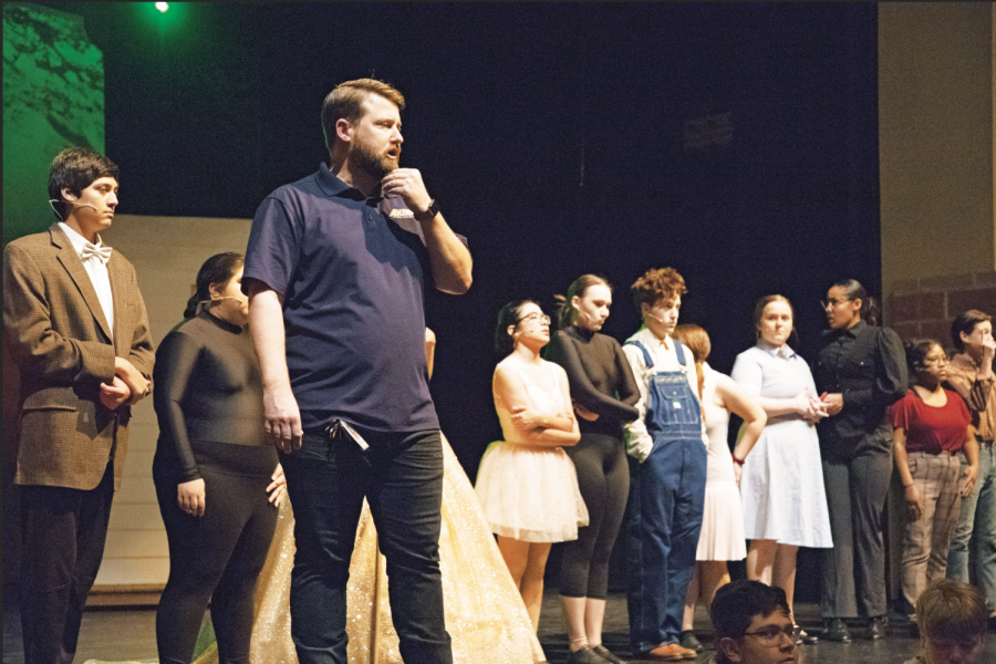 Brad Distelhorst giving direction to students on the last day before opening night. This was the fnal dress rehearsal for the
Wizard Of Oz play.
