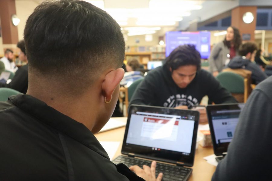 Students+hear+from+College+and+Career+Counselor+Annette+Gutierrez+during+an+advising+session+in+the+library.