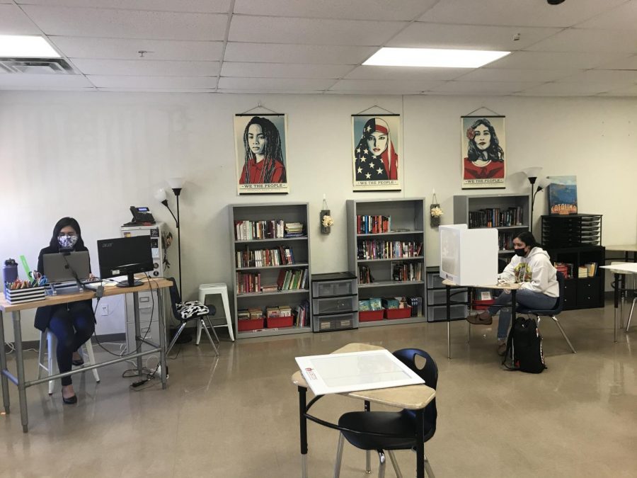 Face to Face & Online- Michelle Gamboa teaches a group of online students and an in-person student during her English 1 class on Nov. 2, which was the first day in which face-to-face instructor started in Austin ISD high schools.
