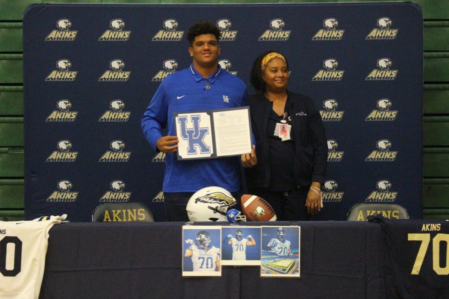 Nikolas Hall officially signs to play football at the University of Kentucky