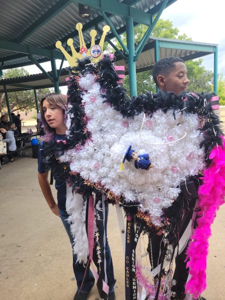 Natelee Gadcia shows out for spirit day with a huge Texas mum.